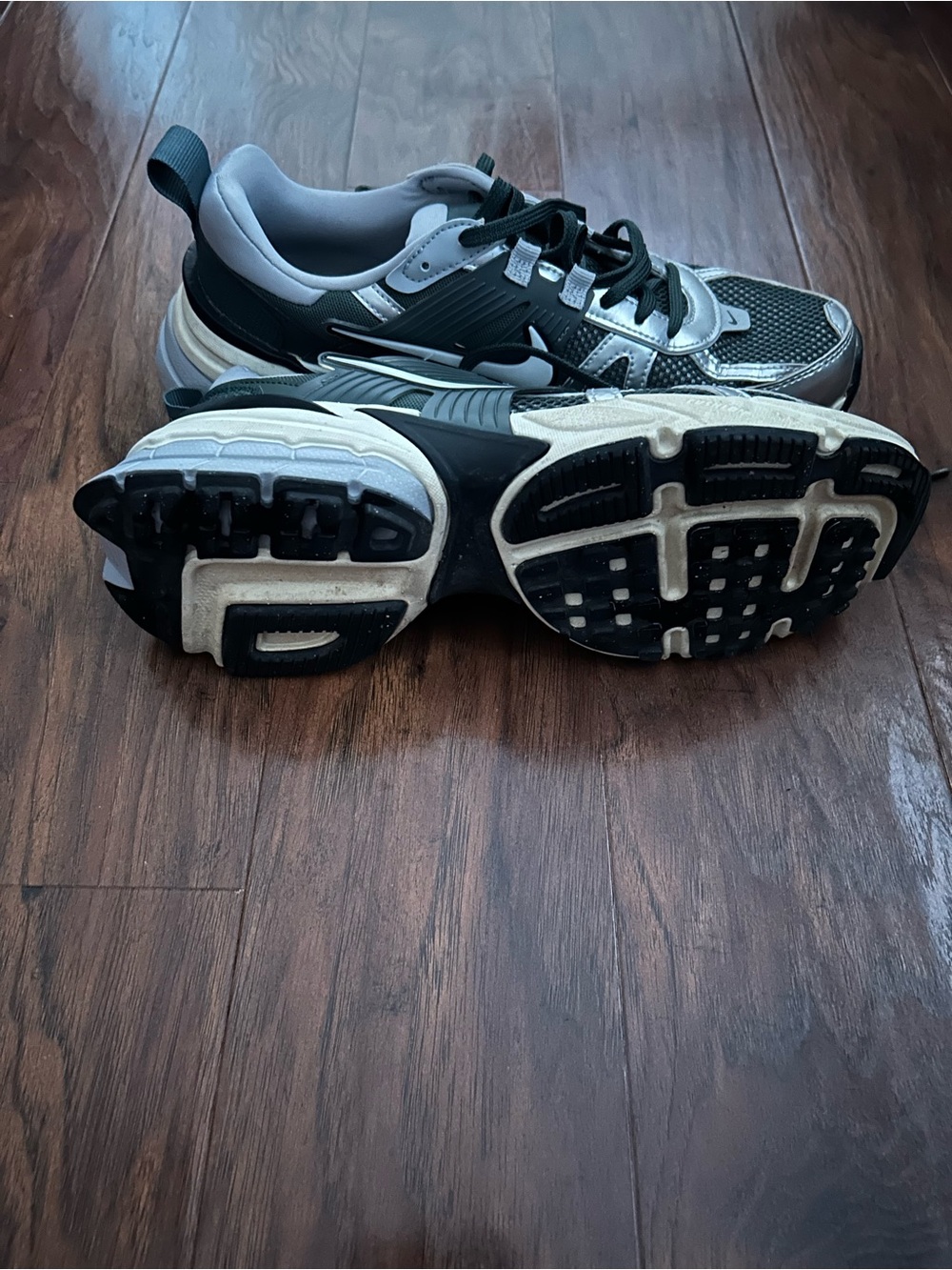 Nike Men's Gray and Silver Athletic Sneakers - Picture 4 of 7